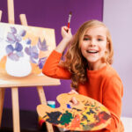 Nomes de meninas inspirados em grandes artistas mulheres que soam delicados e autênticos